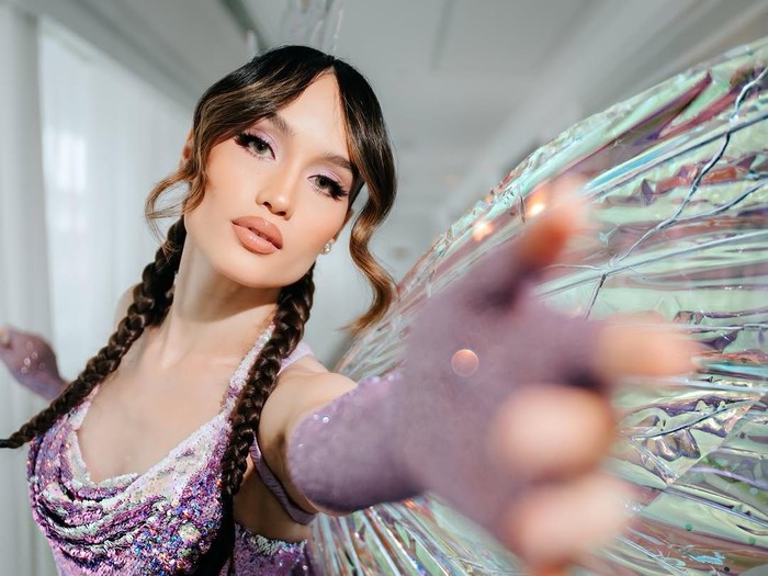 Cinta Laura bergaya bak peri.