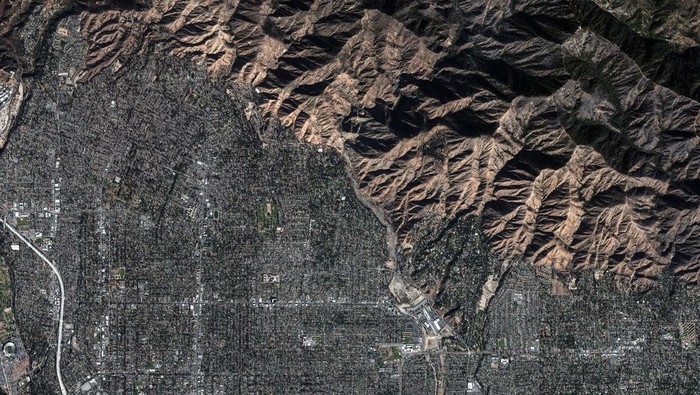 Citra Satelit Tunjukan Kehancuran Akibat Kebakaran Hutan di California A satellite image shows an overview of the Eaton Fire burn area, in Altadena, California, U.S., January 15, 2025. Maxar Technologies/Handout via REUTERS NO RESALES. NO ARCHIVES. THIS IMAGE HAS BEEN SUPPLIED BY A THIRD PARTY. MANDATORY CREDIT. MUST NOT OBSCURE LOGO. TPX IMAGES OF THE DAY
