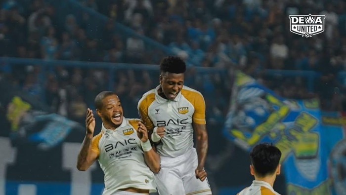 Dewa United menaklukkan Persib Bandung di Liga 1.