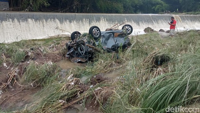 Dua kendaraan mobil milik warga yang hanyut akibat banjir di Kabupaten Cirebon