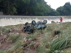 Banjir di Cirebon Rendam Lima Kecamatan-Hanyutkan 2 Mobil