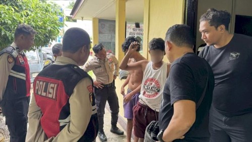 Polisi saat menangkap dua pemuda mabuk sopi di pinggir jalan umum Kelurahan Nefonaek, Kecatan Kota Lama, Kota, Kupang, NTT. (Dok. Polresta Kupang Kota).