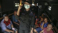 Setelah dilakukan sosialisasi dan edukasi kepada masyarakat yang berada di zona merah rawan bencana erupsi Gunung Ibu tersebut, akhirnya mereka dievakuasi. 