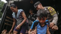 Warga dievakuasi Korps Brimob Polda Malut, Kodim 1501/Ternate ke tempat pengungsian di SD Inpres 18 Halmahera Barat. 