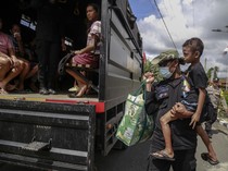 Potret Warga di Zona Merah Erupsi Gunung Ibu Dievakuasi