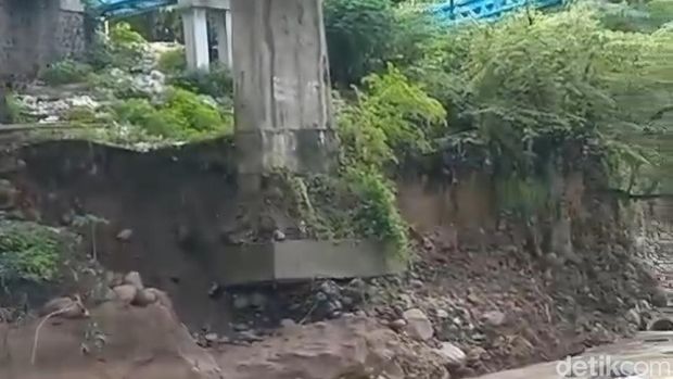 Fondasi jembatan yang tergerus akibat banjir di Cirebon.