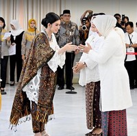 Ibu dua anak ini memakai kebaya modifikasi yang terinspirasi dari model kutubaru. Potongan dibuat memanjang dengan material lace yang menyumbangkan kesan anggun. (Foto: Instagram/@setwapres.ri)