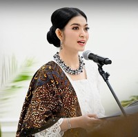 Di jajaran aksesori, Selvi mengandalkan kalung statement yang terbuat dari kumpulan mutiara multiwarna. Antingnya juga dihiasi mutiara yang sama. (Foto: Instagram/@setwapres.ri)
