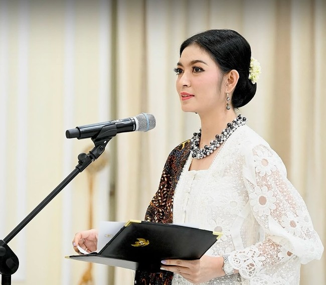 Dalam sambutannya, Ibu Selvi selaku ketua umum menegaskan komitmen Dekranas untuk mendukung UMKM di seluruh Tanah Air, khususnya di wilayah terpencil, agar dapat terus berkembang dan berdaya saing di pasar global. (Foto: Instagram/@setwapres.ri)