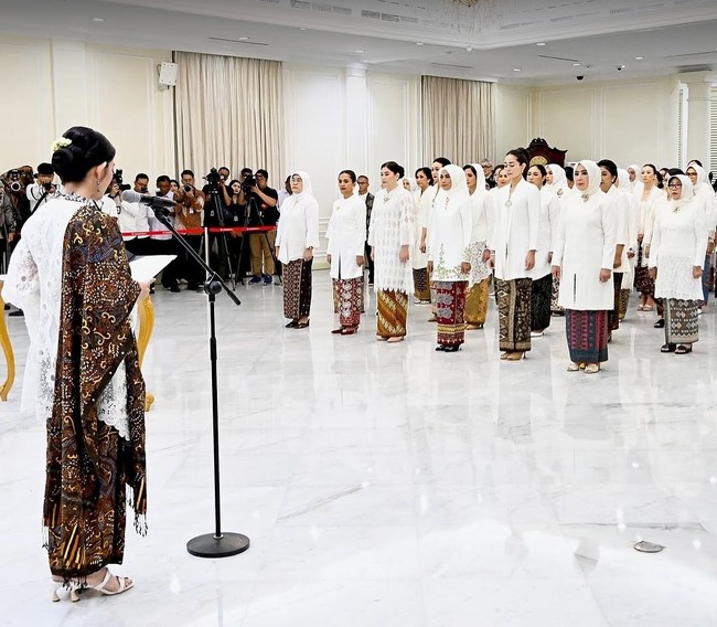 Pelantikan berlangsung di Gedung II Istana Wakil Presiden, Jakarta, pada Senin (13/01/2025). Dalam kesempatan tersebut, Selvi yang menjabat sebagai ketua umum Dekranas hadir dalam balutan kebaya putih senada dengan tamu lainnya. Ia memadukannya dengan sandal heels putih yang serasi. (Foto: Instagram/@setwapres.ri)