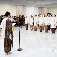 Pelantikan berlangsung di Gedung II Istana Wakil Presiden, Jakarta, pada Senin (13/01/2025). Dalam kesempatan tersebut, Selvi yang menjabat sebagai ketua umum Dekranas hadir dalam balutan kebaya putih senada dengan tamu lainnya. Ia memadukannya dengan sandal heels putih yang serasi. (Foto: Instagram/@setwapres.ri)