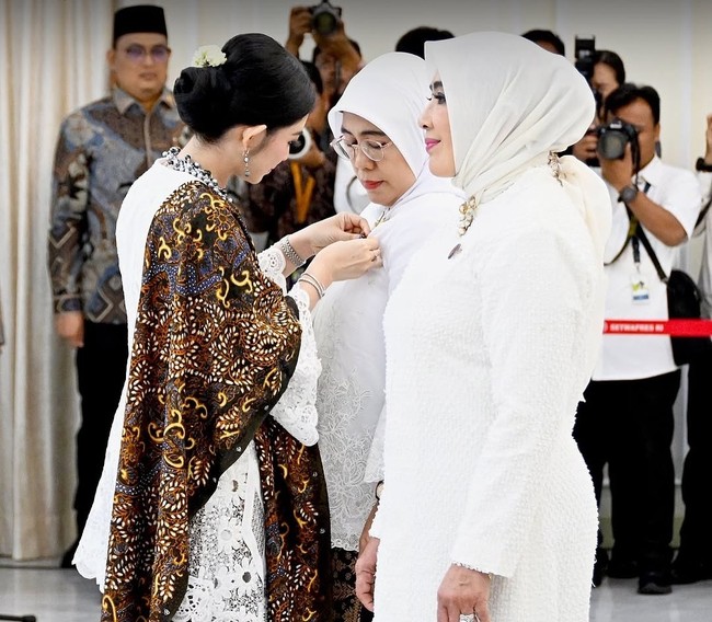 Bawahan berupa kain batik klasik melengkapi penampilan tersebut. Tidak ketinggalan selendang serupa yang tersampir elegan di bahu kanannya. (Foto: Instagram/@setwapres.ri)