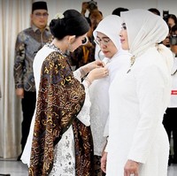 Bawahan berupa kain batik klasik melengkapi penampilan tersebut. Tidak ketinggalan selendang serupa yang tersampir elegan di bahu kanannya. (Foto: Instagram/@setwapres.ri)