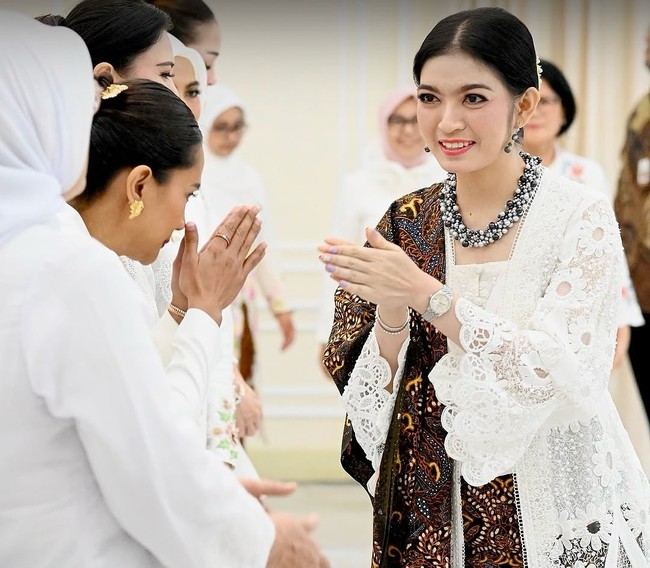 Gaya Selvi Ananda di Pelantikan Pengurus Dekranas 2025