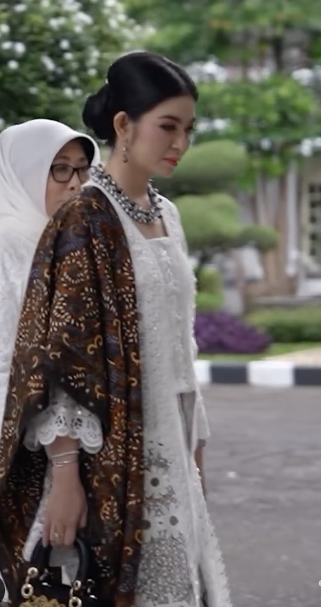 Tas Lady Dior berwarna hitam turut menemani penampilan menantu Presiden ke-7 RI Joko Widodo ini. Seperti terlihat di video Instagram yang diunggah Sekretariat Wakil Presiden RI, Selvi menentengnya saat tiba di lokasi acara. (Foto: Instagram/@setwapres.ri)