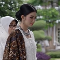 Tas Lady Dior berwarna hitam turut menemani penampilan menantu Presiden ke-7 RI Joko Widodo ini. Seperti terlihat di video Instagram yang diunggah Sekretariat Wakil Presiden RI, Selvi menentengnya saat tiba di lokasi acara. (Foto: Instagram/@setwapres.ri)
