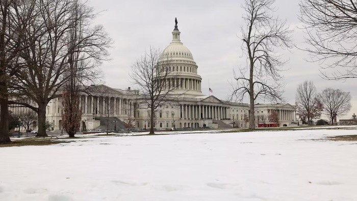 Snow covers the grounds of the U.S. Capitol on the day it was announced U.S. President-elect Donald Trumps inauguration is being moved indoors due to dangerously cold temperatures expected on Monday, in Washington, U.S., January 17, 2025. REUTERS/Kevin Lamarque Purchase Licensing Rights
