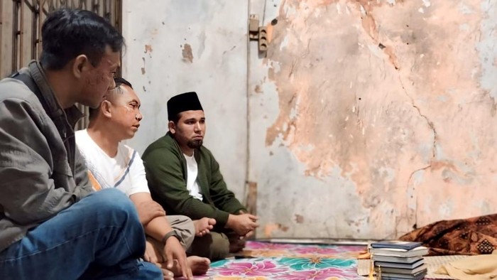 Hamzah Gurnita (mengenakan kopiah) saat di rumah duka