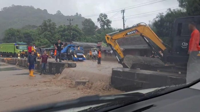Hujan deras mengguyur Kota Bandar Lampung pada Sabtu (18/1/2025) sore. Air mulai menggenangi Jalan Lintas Sumatera yang berada di Kecamatan Panjang.