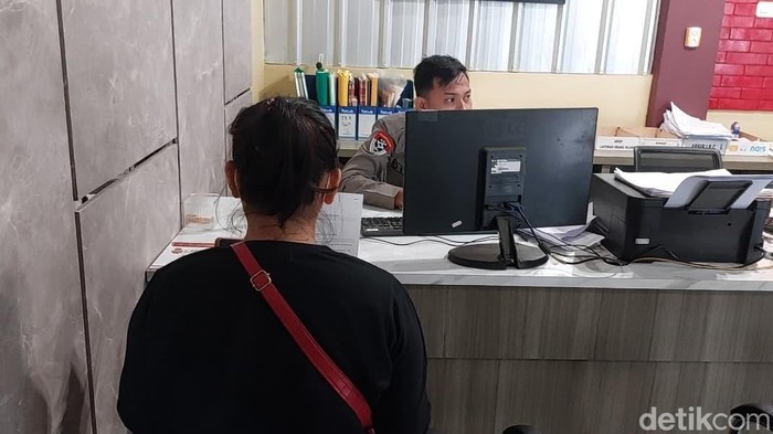 Ibu di Palembang laporkan tetangga ke polisi usai anaknya dilecehkan.