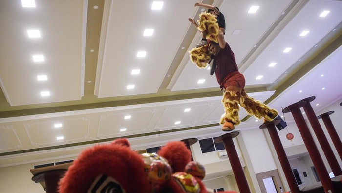 Intip Latihan Barongsai Jelang Imlek di Samarinda Warga keturunan Tionghoa berlatih barongsai di Gedung Yayasan Dharma Bakti di Samarinda, Kalimantan Timur, Jumat (17/1/2025). Kelompok barongsai yang berdiri sejak 1999 itu berlatih secara rutin guna mengasah kemampuan untuk persiapan perayaan Tahun Baru Imlek 2576 yang jatuh pada 29 Januari 2025. ANTARA FOTO/M Risyal Hidayat/tom.