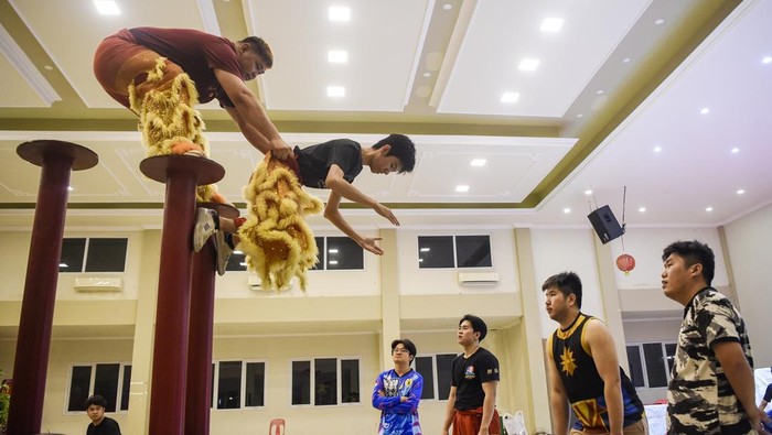 Intip Latihan Barongsai Jelang Imlek di Samarinda Warga keturunan Tionghoa berlatih barongsai di Gedung Yayasan Dharma Bakti di Samarinda, Kalimantan Timur, Jumat (17/1/2025). Kelompok barongsai yang berdiri sejak 1999 itu berlatih secara rutin guna mengasah kemampuan untuk persiapan perayaan Tahun Baru Imlek 2576 yang jatuh pada 29 Januari 2025. ANTARA FOTO/M Risyal Hidayat/tom.