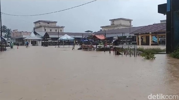 Jalan di Kabupaten Bangka Barat terendam air banjir,