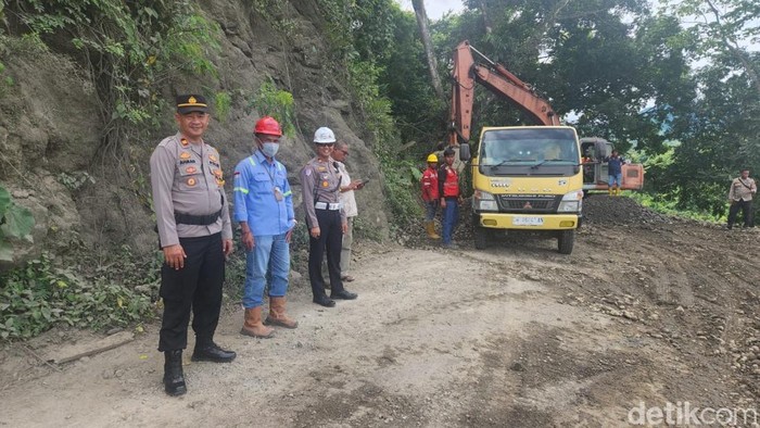 Jalan Poros Maros-Bone di Tompo Ladang.