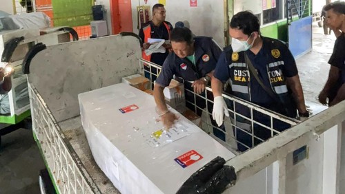 Jenazah Meriana Kenat, PMI ilegal yang meninggal akibat pendarahan otak di Malaysia, tiba di Kargo Bandara El Tari Kupang, NTT, Sabtu (18/1/2025). (Dok. BP3MI NTT)