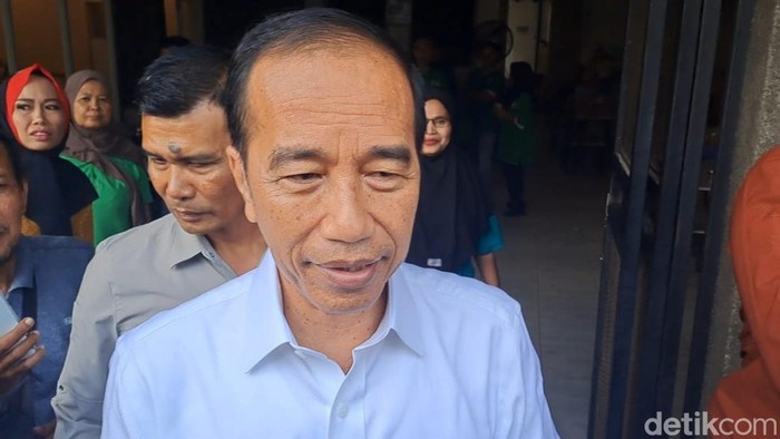 Jokowi usai santap siang di warung Bu Fat Kota Semarang, Sabtu (18/1/2025).
