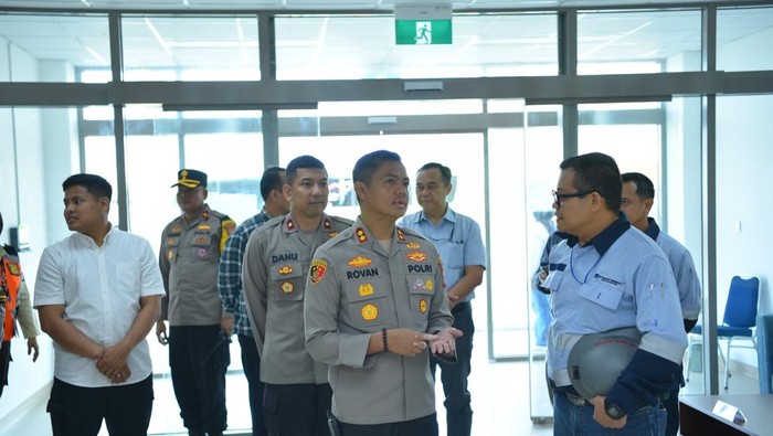 Kapolres AKBP Rovan Richard Mahenu saat mengunjungi PT JIIPE Gresik