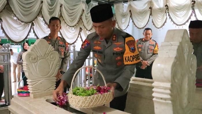 Kapolres Ponorogo saat ziarah ke makam Kyai Ageng Muhammad Besari
