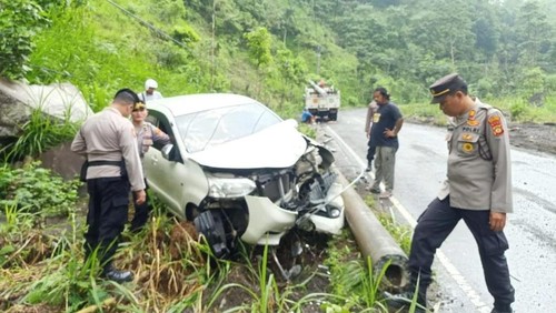 Personel Polsek Kubu saat melakukan olah TKP di jalur Rendang-Ban, Sabtu (18/1/2025). (dok. Polsek Kubu)