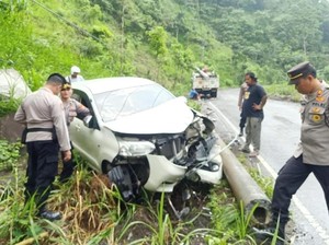 Mobil Hantam Tiang PLN hingga Roboh di Jalan Berpasir Desa Ban Karangasem