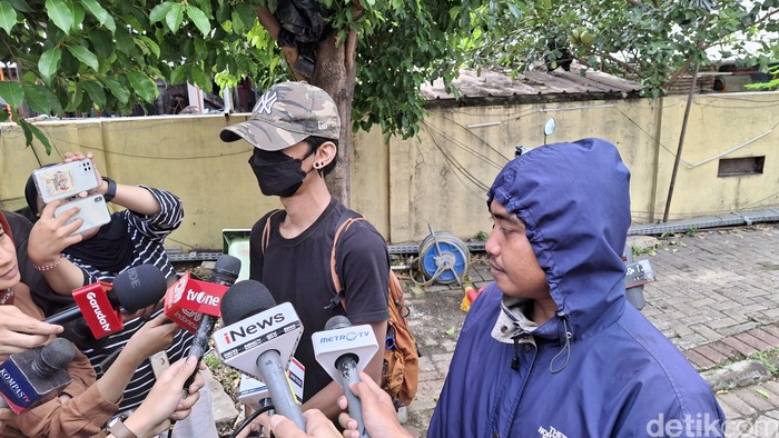 Keluarga korban hilang kebakaran Glodok Plaza atas nama Dian Cahyanti di RS Polri, 18 Januari 2025. (Taufiq S/detikcom)