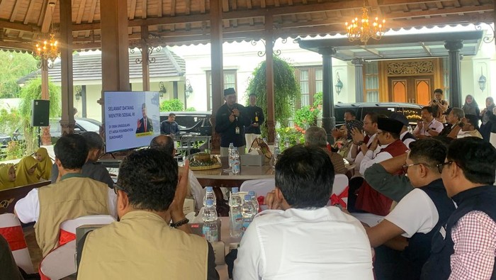 Kepala Sekolah SMA Unggulan CT ARSA Foundation Sukoharjo, Usdianto, menyambut Mensos Gus Ipul pada Sabtu (18/1/2024).