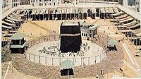 Umat Islam saat ini mengenal kiswah dengan warna hitam. Namun sebenarnya, warna penutup Kabah telah mengalami perubahan secara berkala selama berabad-abad. Foto: dok. Arab News