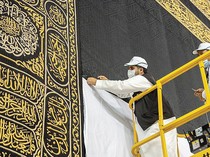 Mengenal Kiswah, Kain Hitam Penutup Kabah yang Terbuat dari Sutra