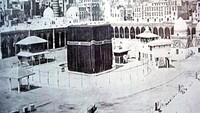 Hitam akhirnya dipilih pada akhir era Abbasiyah karena tahan lama dan dapat menahan sentuhan para jamaah haji dan umrah. Foto: dok. Arab News