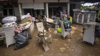 Sejumlah santriwati Ponpes Al Khairiyah memindahkan barang pascabanjir di Kabupaten Cirebon, Jawa Barat, Sabtu (18/1/2025).