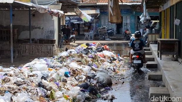 Kondisi tumpukan sampah di kompleks Pasar Comal, Pemalang,  yang memicu lalat dan belatung hingga dikeluhkan warga, Sabtu (18/1/2025).