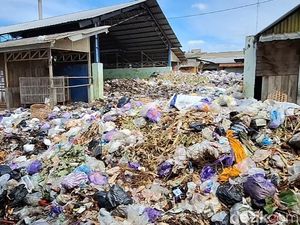 Tumpukan Sampah di Pasar Comal, Warga Keluhkan Bau hingga Lalat dan Belatung