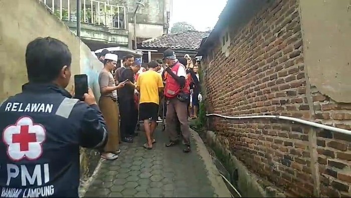 Seorang warga yang hanyut saat banjir melanda Kota Bandar Lampung ditemukan tewas. Tubuh korban bernama Bahtiar ditemukan warga terapung di pesisir Pantai Sukaraja.