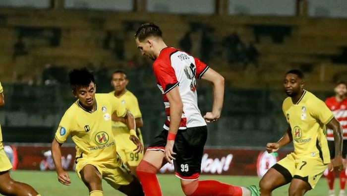Laga Madura United vs Barito Putera