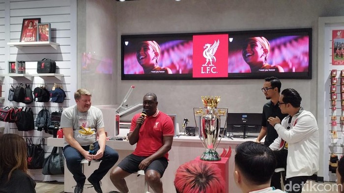 Legenda Liverpool FC, Emile Heskey di Surabaya