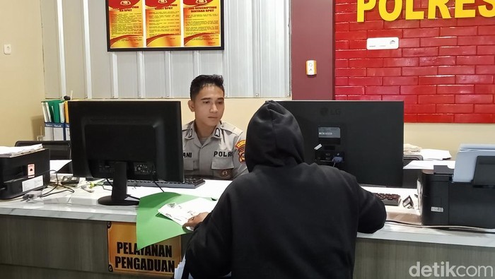 Leni Marlina (39) lapor polisi usai motornya dicuri saat suaminya berbelanja ke warung di Palembang, Sumsel.