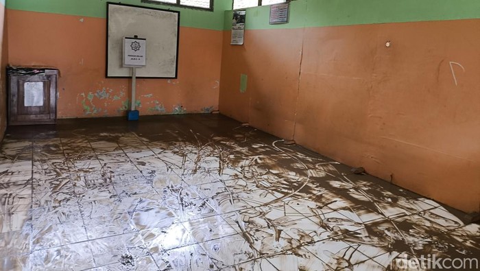 Lumpur akibat banjir di salah satu sekolah di Kelurahan Kasepuhan, Kecamatan Lemahwungkuk, Kota Cirebon.