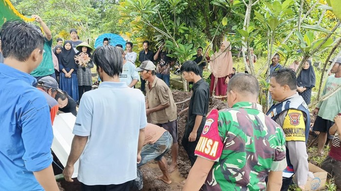 Mayat manusia yang ditemukan tinggal tengkorak dimakamkan di TPU Desa Katangpetir, Kecamatan Kalimanah, Kabupaten Purbalingga, Sabtu (18/1/2025).