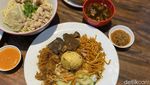 Gurih Berempah! Nasi Campur Makassar dengan Lauk Toppa Lada