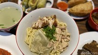 Ini adalah mie pangsit khas Makassar yang dibuat homemade. Ukuran mienya besar dan lurus. Seporsinya seharga Rp 38.000. Foto: detikcom/Riska Fitria